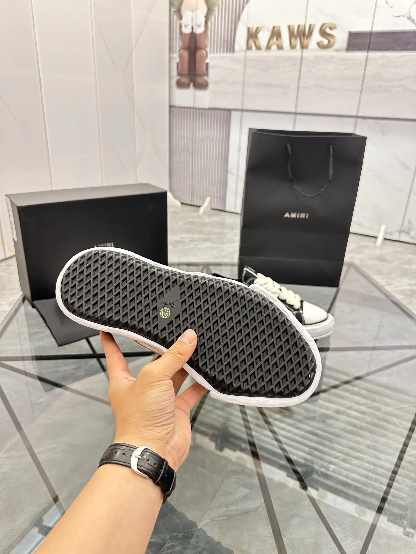 Men's shoes: 💰P520¥ High-end quality Product trademark: AMIRI* "Emil*" low-top casual shoes Regular size: 39-45 (can be customized to 46) Product materials: Upper imported original fabric spliced ​​cowhide, breathable lining, original outsole. Number: 525